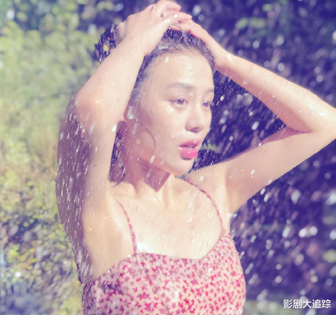 马思纯|马思纯国外旅行被偶遇!身材臃肿似怀孕,与男友手拉手逛街很甜蜜