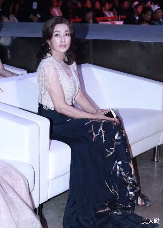 刘晓庆|刘晓庆奶奶年纪也不低调!上身挂满珍珠像个富婆,69岁仍有女人味