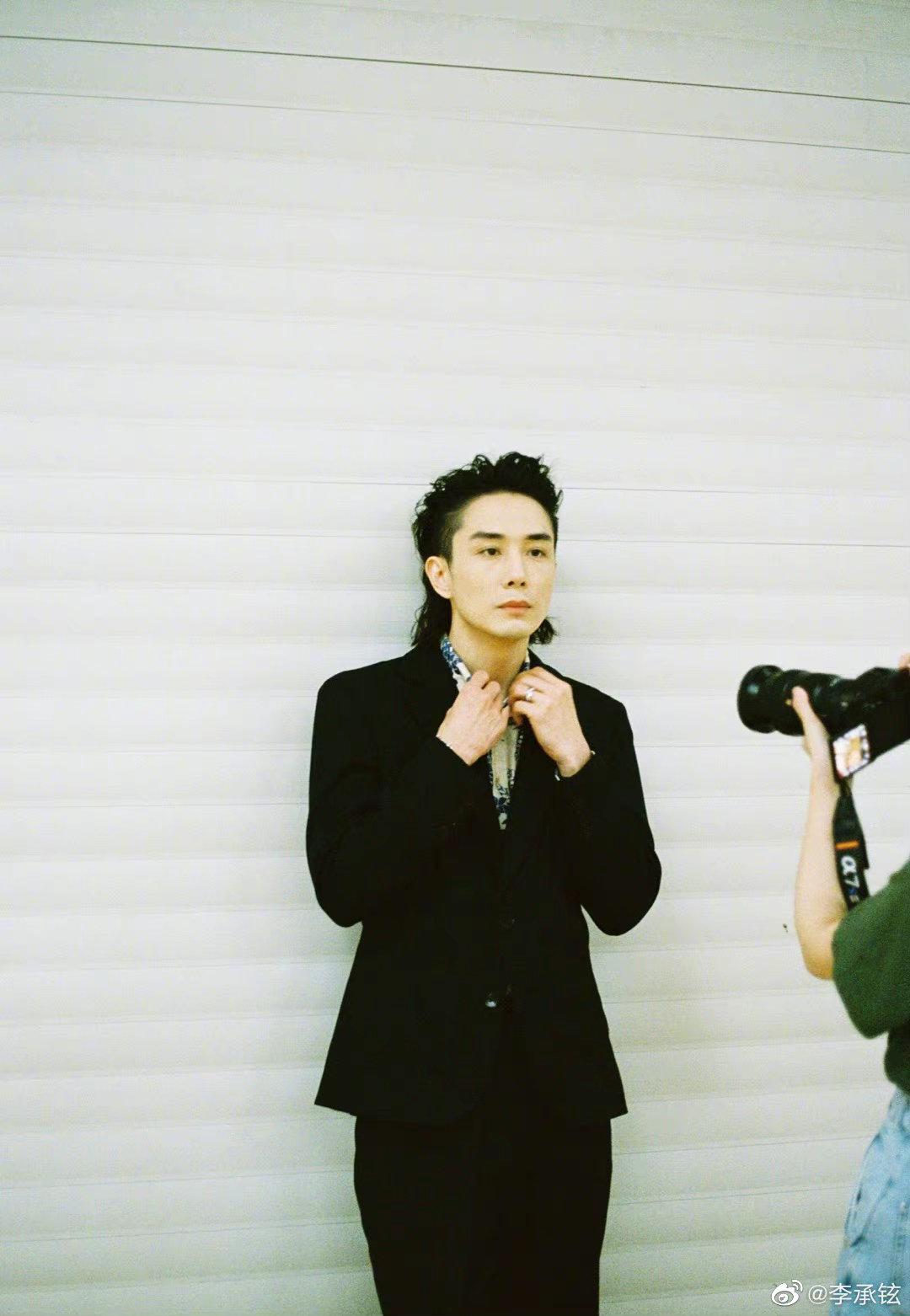 李承铉|李承铉微电影玫红西装搭配小丑妆，打破次元壁，背后暗含深意