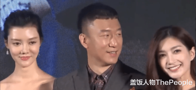 明星|女明星抢镜有多拼？脱衣服、掀裙子、摔出吸奶器…一个比一个尴尬