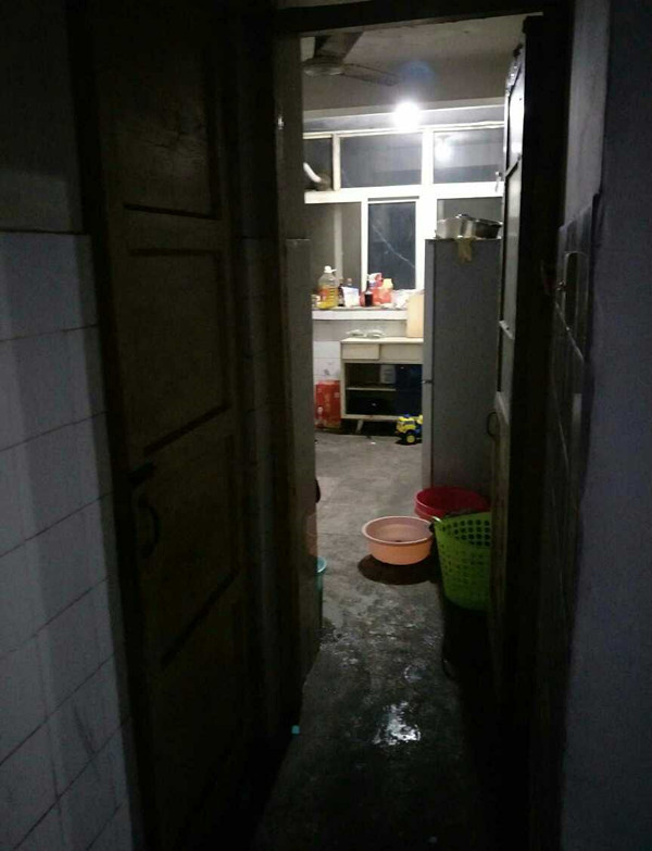 看看老公500块钱租的烂房子,又脏又破,我估计你看了都害怕!