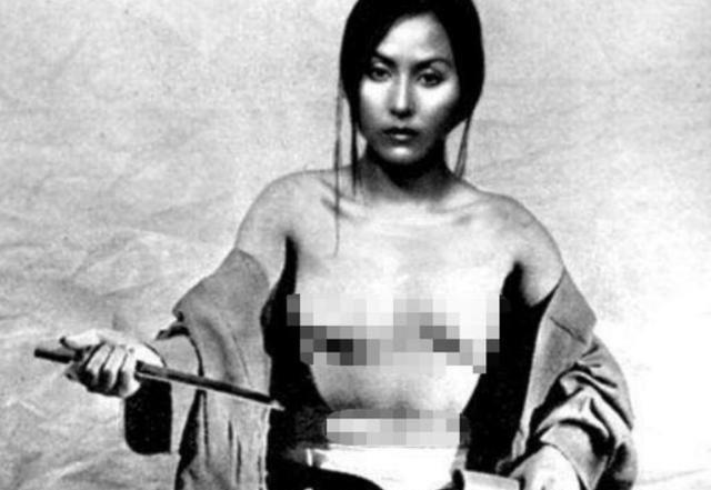 切腹自杀已经很残忍了，他们还让朋友砍下自己的头，日本人图啥？