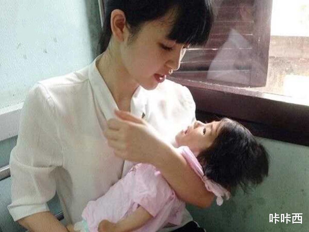 6年前,一名24岁女生收养“皮包骨”女婴遭到质疑,如今怎样了?