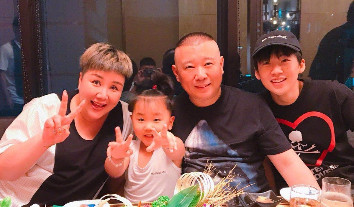 王慧|郭德纲晒照为妻子庆生！王慧穿旗袍气场强，戴金手镯红宝石显富贵