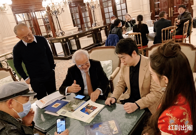 郎朗|郎朗夫妇出席新年酒会，吉娜穿红色旗袍大秀“巴掌腰”，S型线太明显