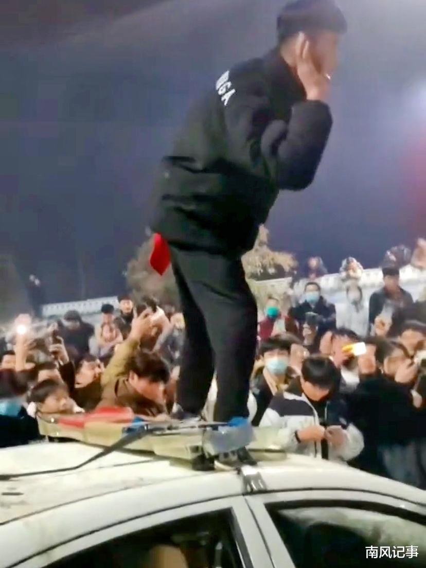 河南周口现“暴力打砸”事件,好事路人拱火,“00后”小伙迷失了