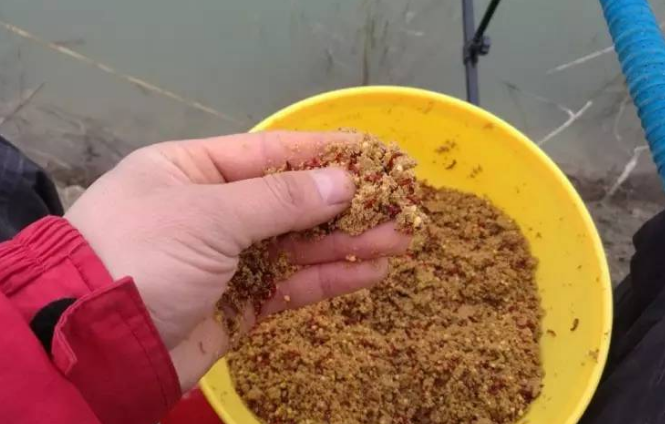 饵料|钓友们都知道抽窝子聚鱼快，但不注意这4点，很可能做成无用功