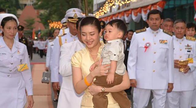 西拉米|泰王晒西拉米高清美照,戎装出镜颜值惊艳,深情安抚提帮功母妃