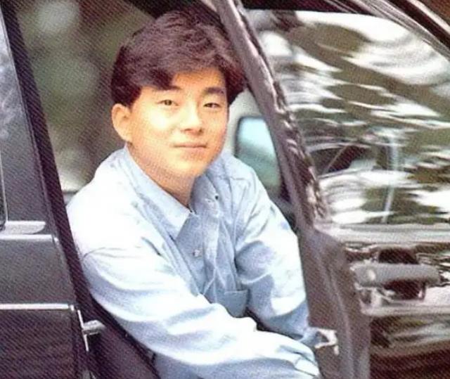 吕方|58岁歌王吕方复出，与小16岁富婆妻子很恩爱，女儿长得很像他