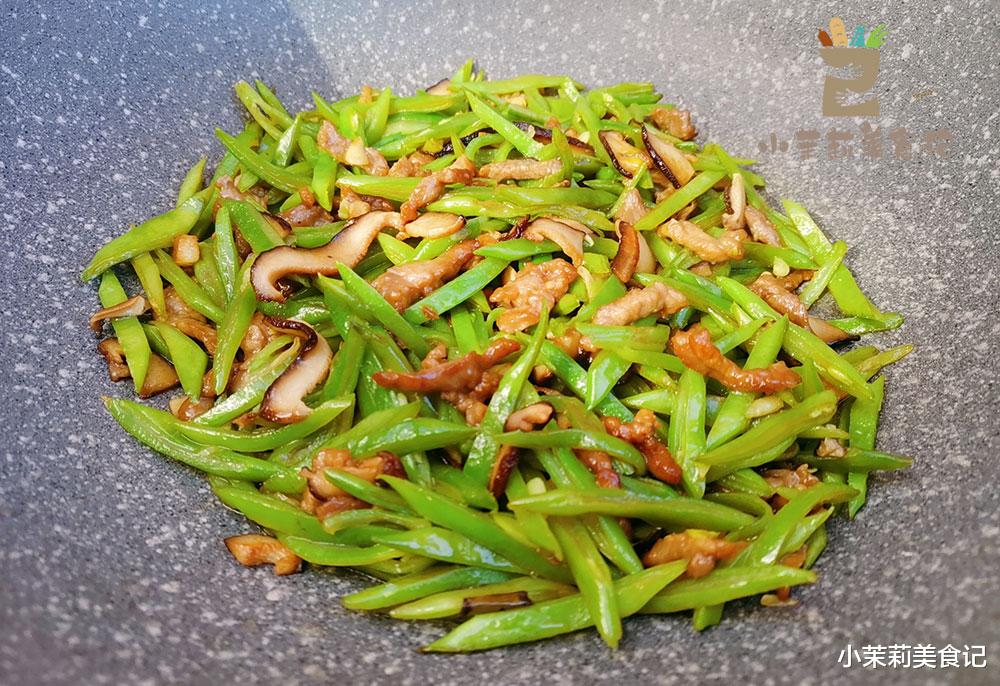 冬天，两种碱性食材要多吃，钙和铁含量高，与牛肉一炒，鲜嫩可口