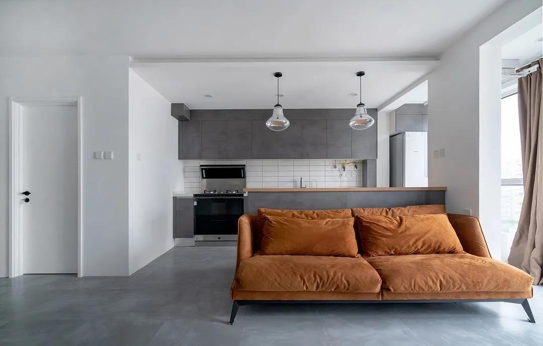 走进她家，就被简约干净的氛围吸引，室内清爽明亮，生活非常幸福