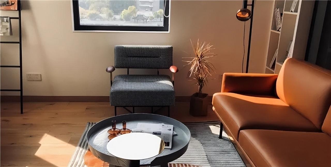 83㎡白色空间加入活泼的橙色点缀暖色的粉,有温暖而幸福的感觉