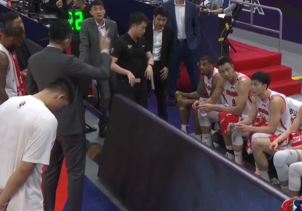 广东男篮|第2套阵容被打了一波12-2！杜锋淡定地坐着观战，2人的3分很及时