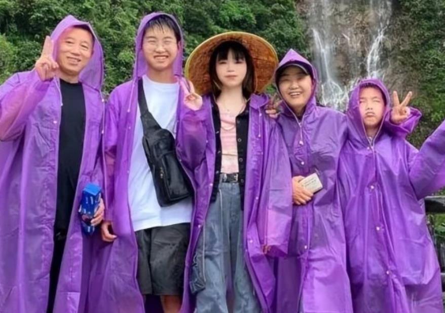 孙艺珍|尴尬！孙海洋女儿孙悦晒弟弟孙卓近照，评论区被喊话养恩不能忘