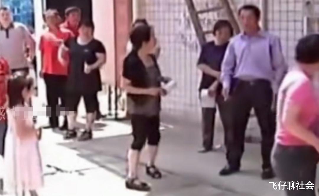 46岁大叔求婚失败现场号啕大哭,邻居: 不知自己几斤几两