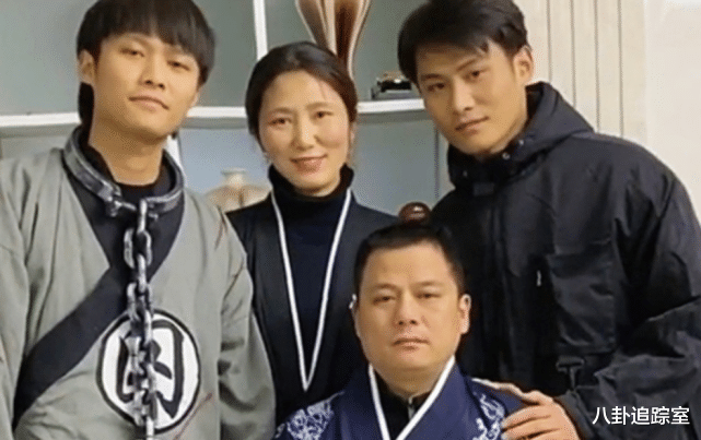 |擦边球?小杨哥直播喂女模特吃荷叶鸡,还让其坐大腿,网友:该封