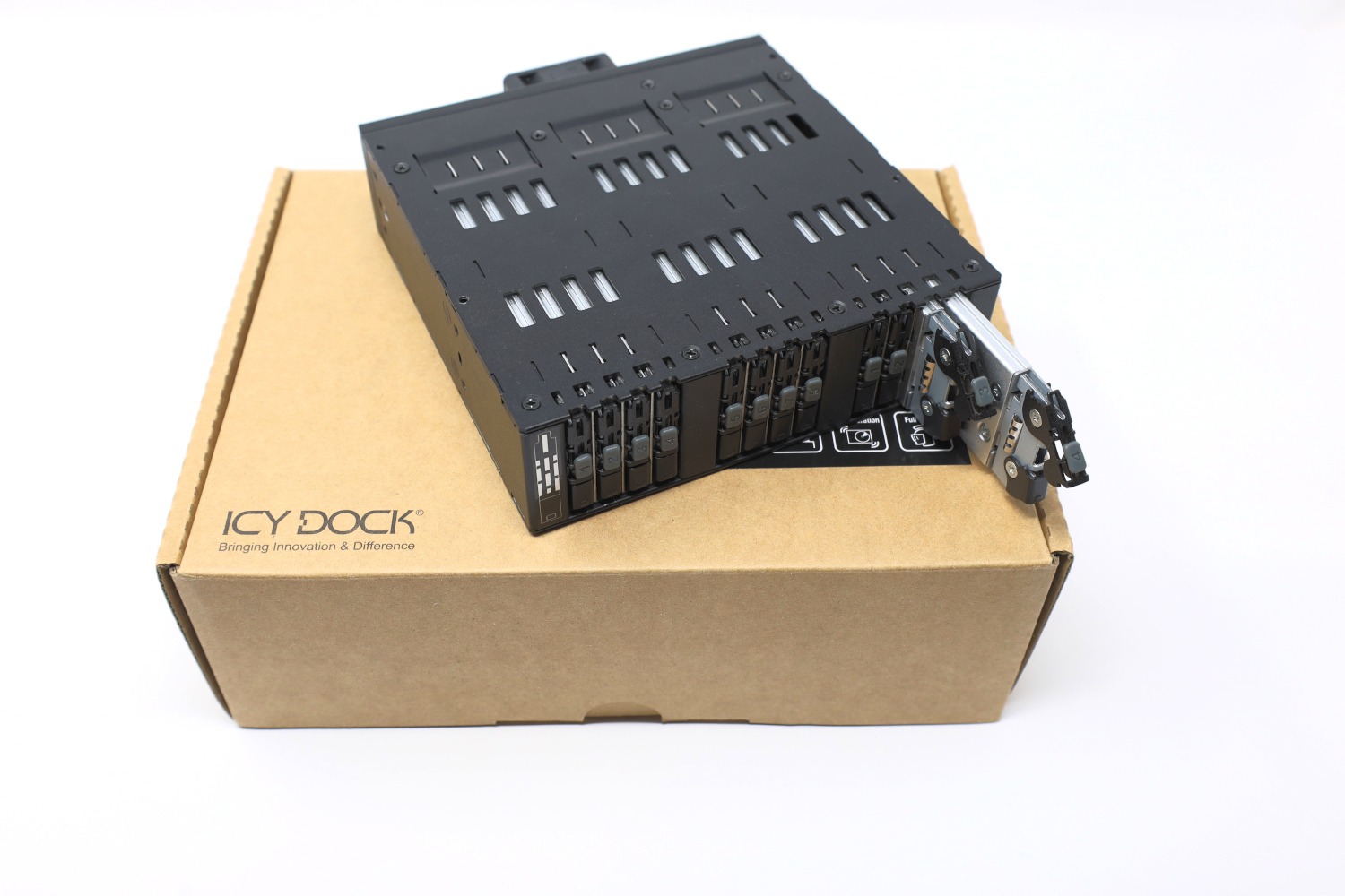 icy|ICY DOCK MB872MP-B测评–12盘M.2 SATA硬盘抽取盒
