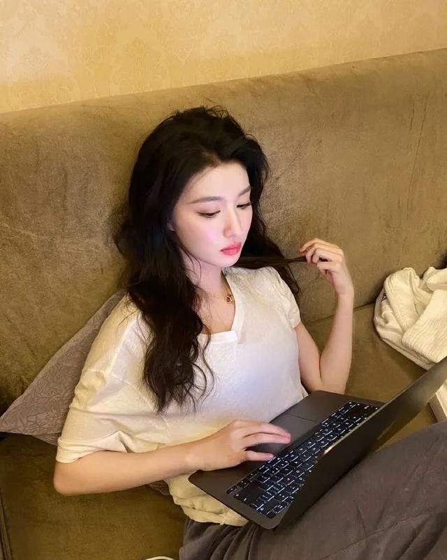 王楚然|99后女星王楚然晒追剧靓图！雪肤娇嫩真是美若天仙