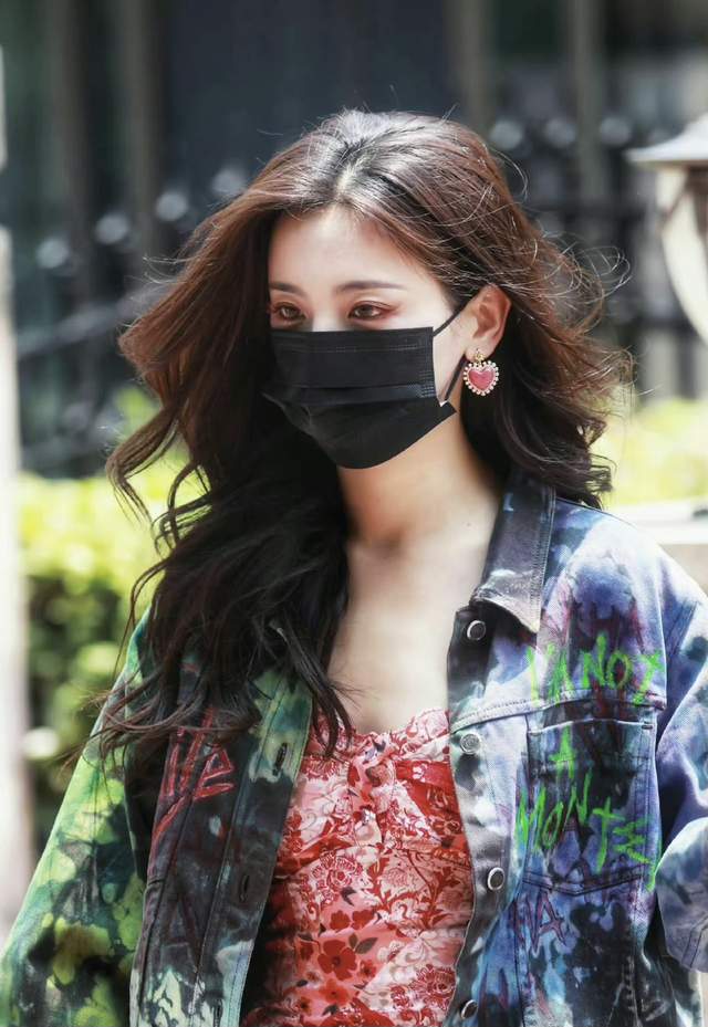 杨超越 杨超越花蝴蝶造型再次美出新高度，魅惑眼妆加分