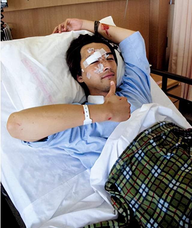 杨紫|林志颖车祸现场曝光！车被撞变形浓烟滚滚，衣服额头都是血躺在地上