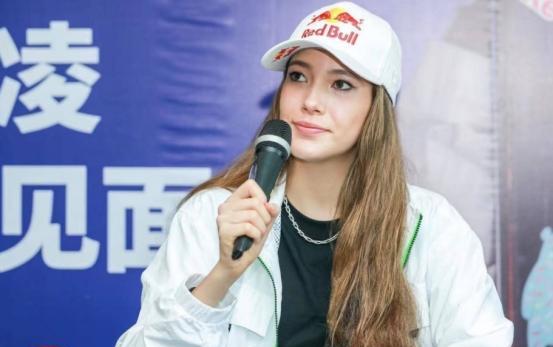 美国队|谷爱凌漂亮回怼美国记者，在美国训练怎么了，我在美国住是在消费