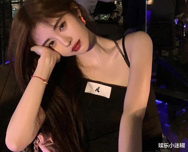 鞠婧祎|鞠婧祎泰国游疑似被骚扰!胡子猛男隐晦下手,小鞠忙拉同伴躲藏