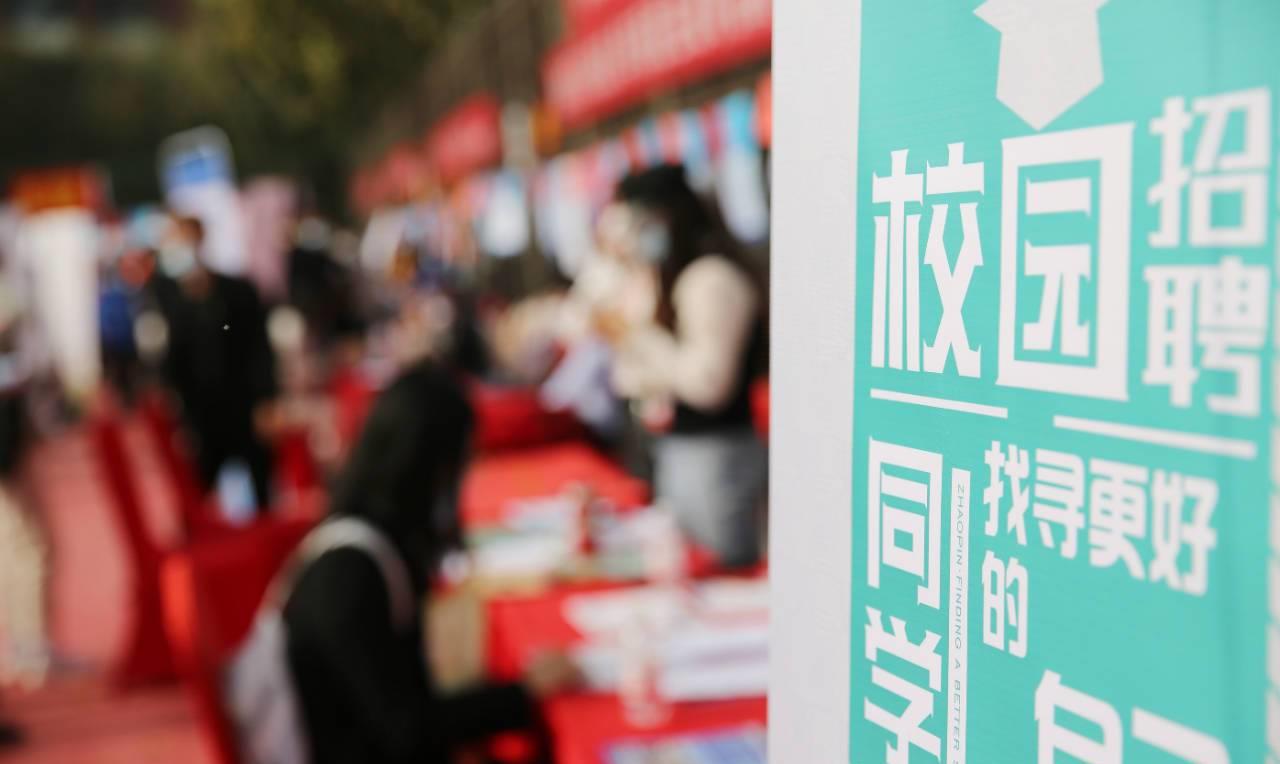 艺考|不考公务员也有“铁饭碗”，包吃包住工资高，六险二金很轻松