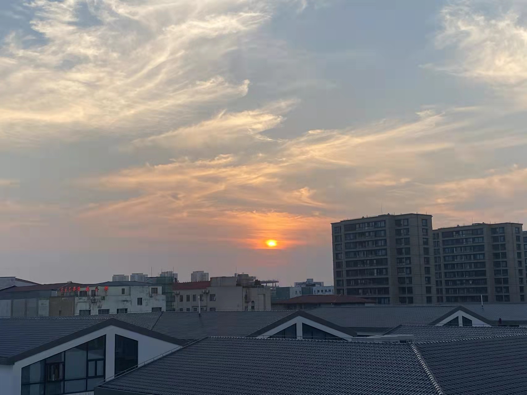 上海5平米蜗居,有人住厕所改造房,有人用心打造温馨小空间