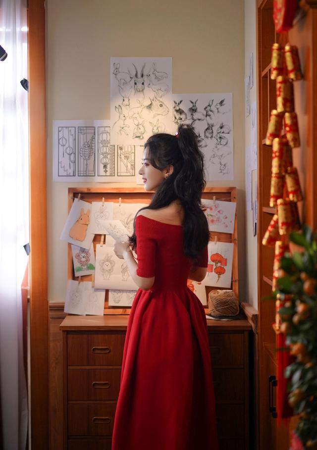 赵丽颖|赵丽颖穿露肩红衣靓丽俏皮!雪肤玉貌美得让人窒息