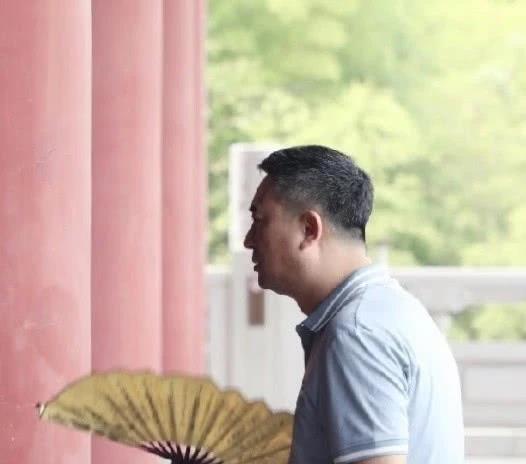 男神|张嘉译夫妇跟好友合影，两人穿情侣装好恩爱，就是驼背更严重了