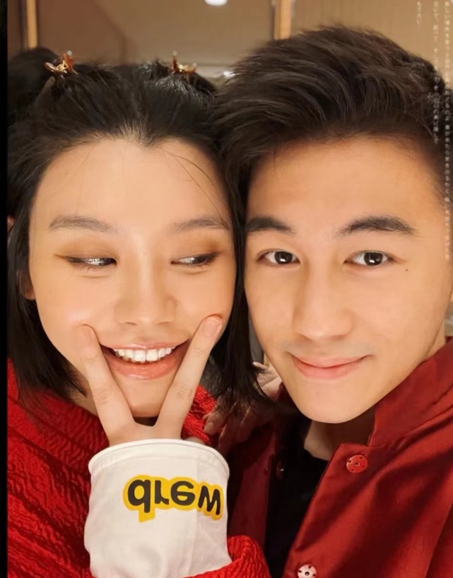 奚梦瑶|奚梦瑶亲自给老公理发,何猷君看见电推子秒变温顺,两人互动像玩过家家,好有爱