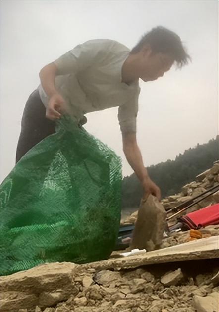 荒野求生|外出钓鱼上演“荒野求生”,20天后仨小伙儿带着许多小鱼干回家