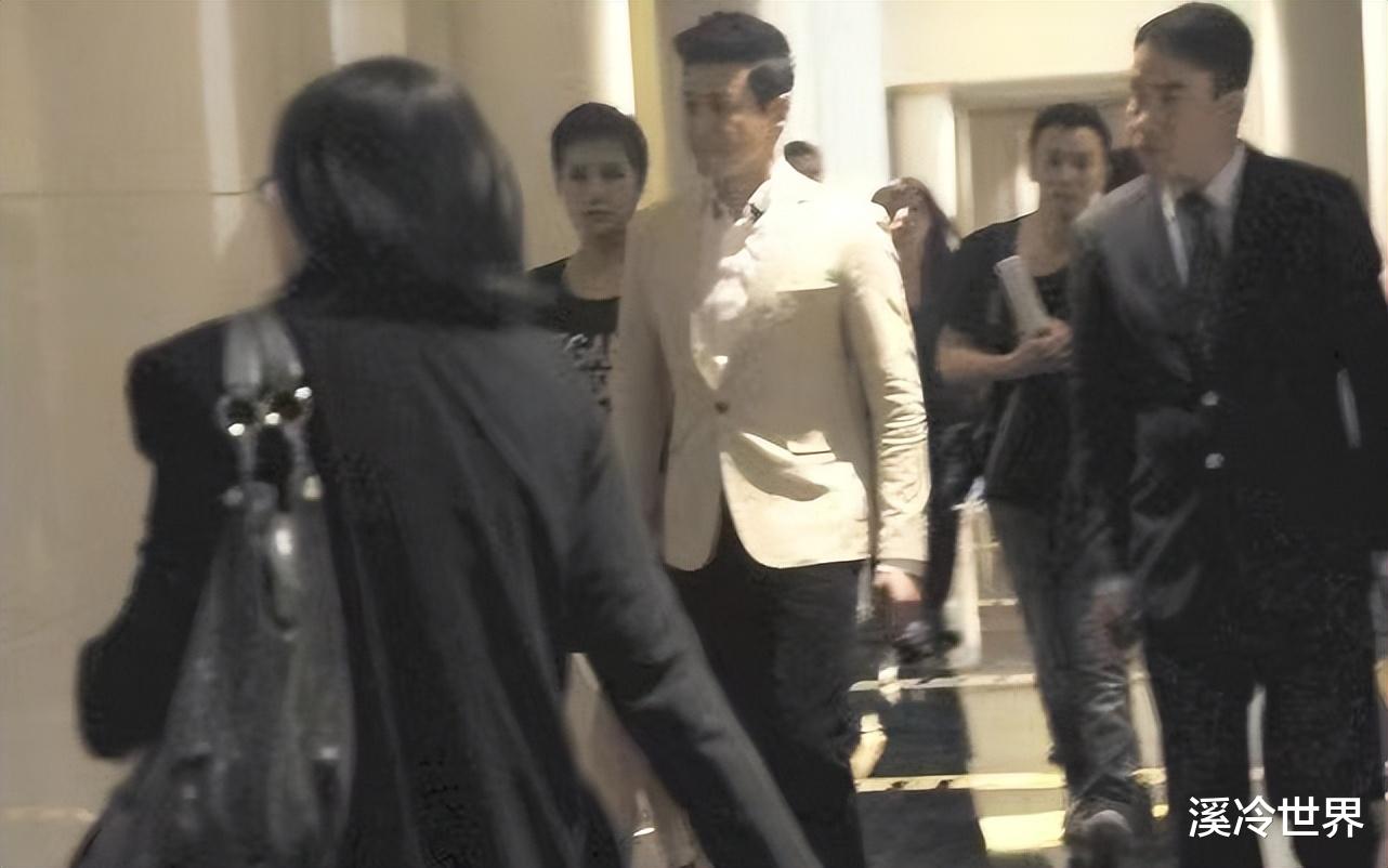 穿衣搭配|陆毅老婆梳大背头太男相!浓妆艳抹却无女人味,走姿霸气太爷们