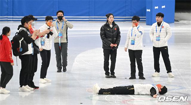 韩国队|加拿大队又擦拭领奖台！韩国队尴尬鼓掌，安贤洙卧冰合影被韩偷拍