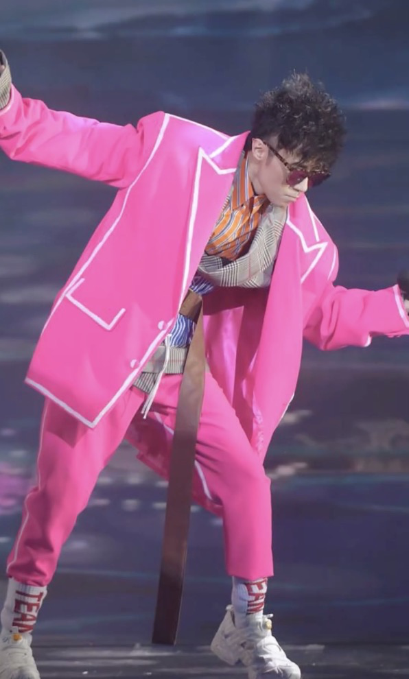 古巨基|古巨基庆祝父亲节,2岁儿子跳舞画风可爱,气质和爸爸一脉相承