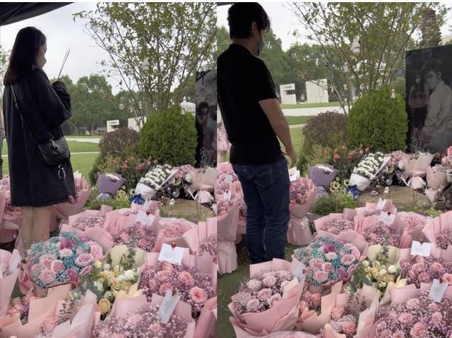 乔任梁|乔任梁六周年忌日,陈乔恩带老公过来参拜,与乔妈拥抱满脸笑容