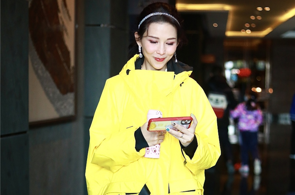 蔡少芬|48岁的蔡少芬还挺有少女感,穿黄色服装像学生妹,脸上没皱纹真美