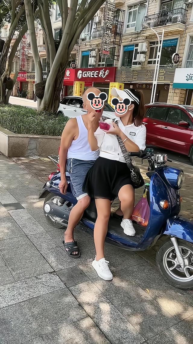 一女子喂火龙果给大爷吃,路人误以为是父女,大爷解释是合法夫妻