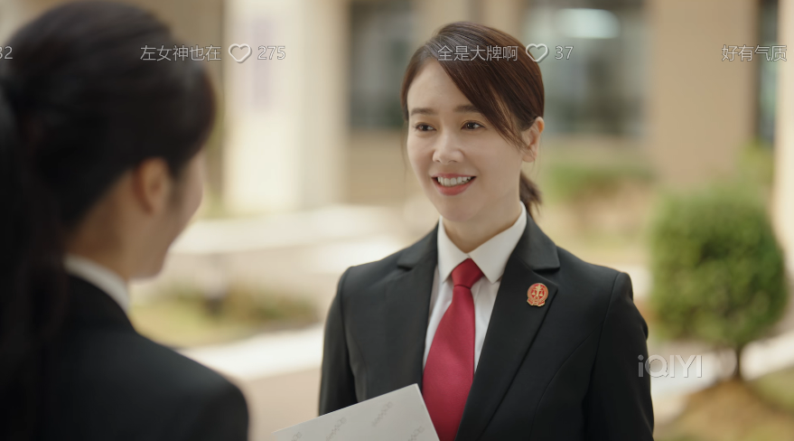 左小青|45岁左小青演女法官，皮肤白嫩、紧致似少女，粉唇配西装韵味十足