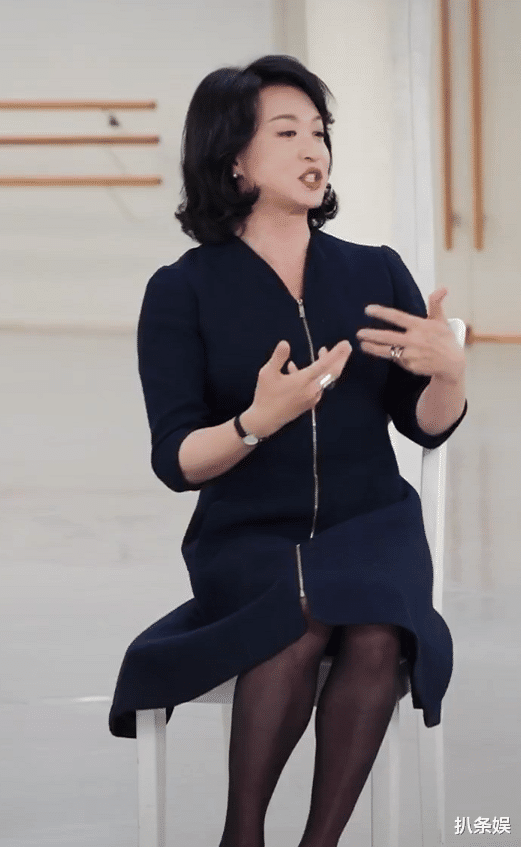 金星|金星忙工作获老公陪伴，汉斯站人群中全程温柔注视，眼里全是老婆