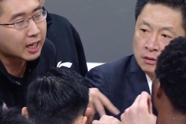 曼联|7分钟狂轰34-1！李春江奇招奏效，王哲林2节拿19+9，山东教练懵了