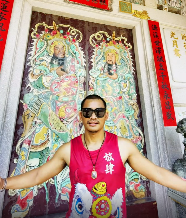 托尼-贾|巨星托尼贾回潮汕农村探亲!骑破旧单车出门逛,和小孩坐地上玩闹