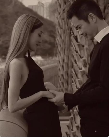 郑嘉颖|“女儿奴”郑嘉颖太拼！连得2儿不甘心，晒托肚照与娇妻拼3胎