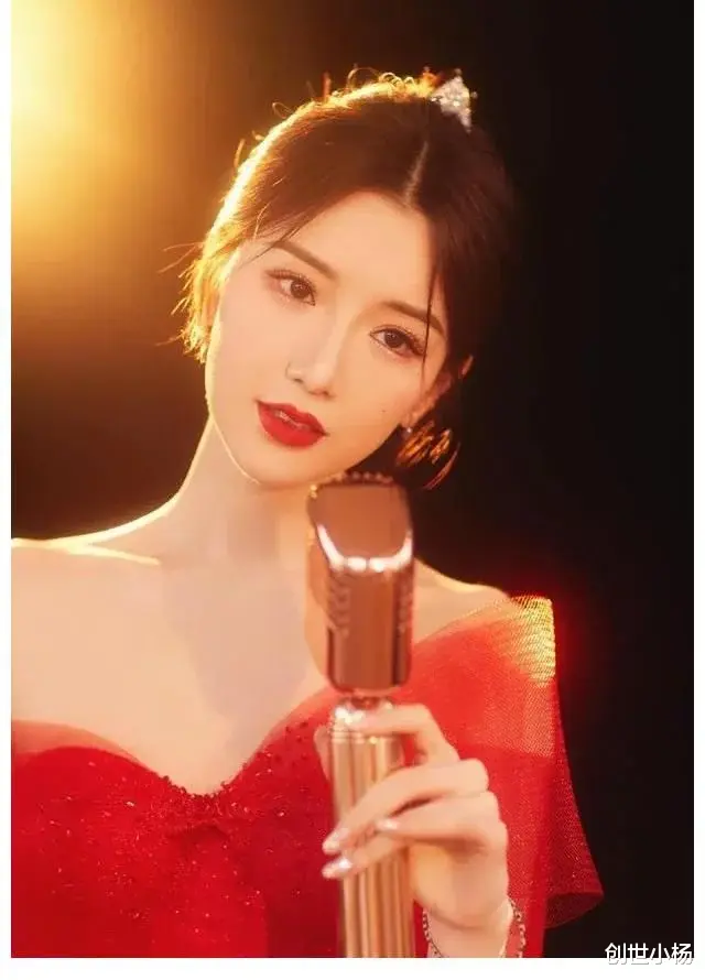 毛晓彤|毛晓彤穿红纱裙明媚迷人 半露香肩尽显娇艳