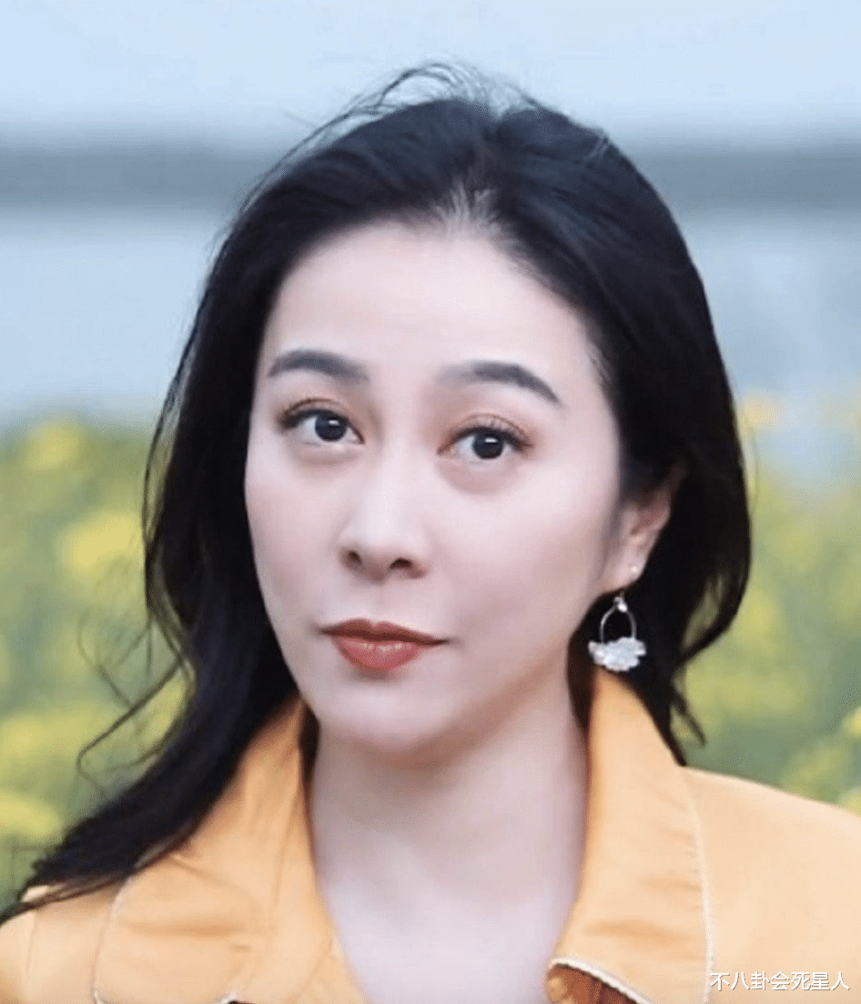 叶璇|叶璇也变脸！锥子脸大双眼皮太吓人，42岁未婚被封“疯批美人”