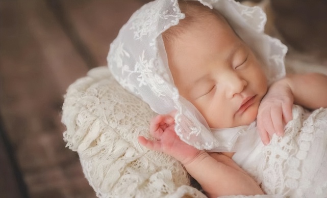 周杰伦|昆凌晒8个月小女儿高清正面照,颜值爆表,犹如高配版周杰伦!