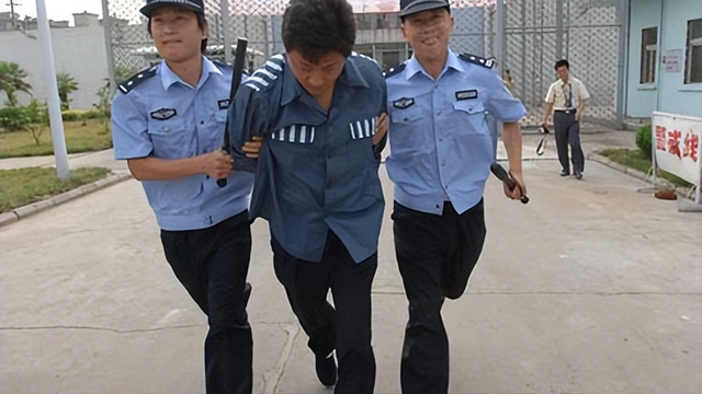 黑老大邹显卫,被抓后成监狱“土皇帝”女狱警当情人,自食恶果!
