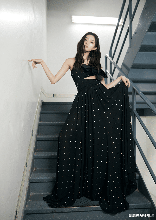 时尚搭配|张艺谋选出来的女人确实清纯，刘浩存穿黑裙子戴白花，一点都不丧