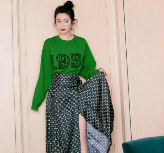 侯明昊|恭喜侯明昊加入和颂传媒，期待他接下来的发展，赵丽颖送上祝贺的同时尽显高情商！