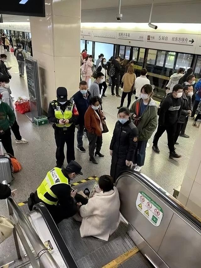 恐怖！杭州一地铁扶梯上滚落超大行李箱，女子被撞飞…吓坏网友